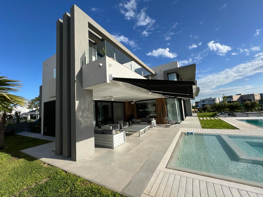 Toldo cofre premium instalado en mansion