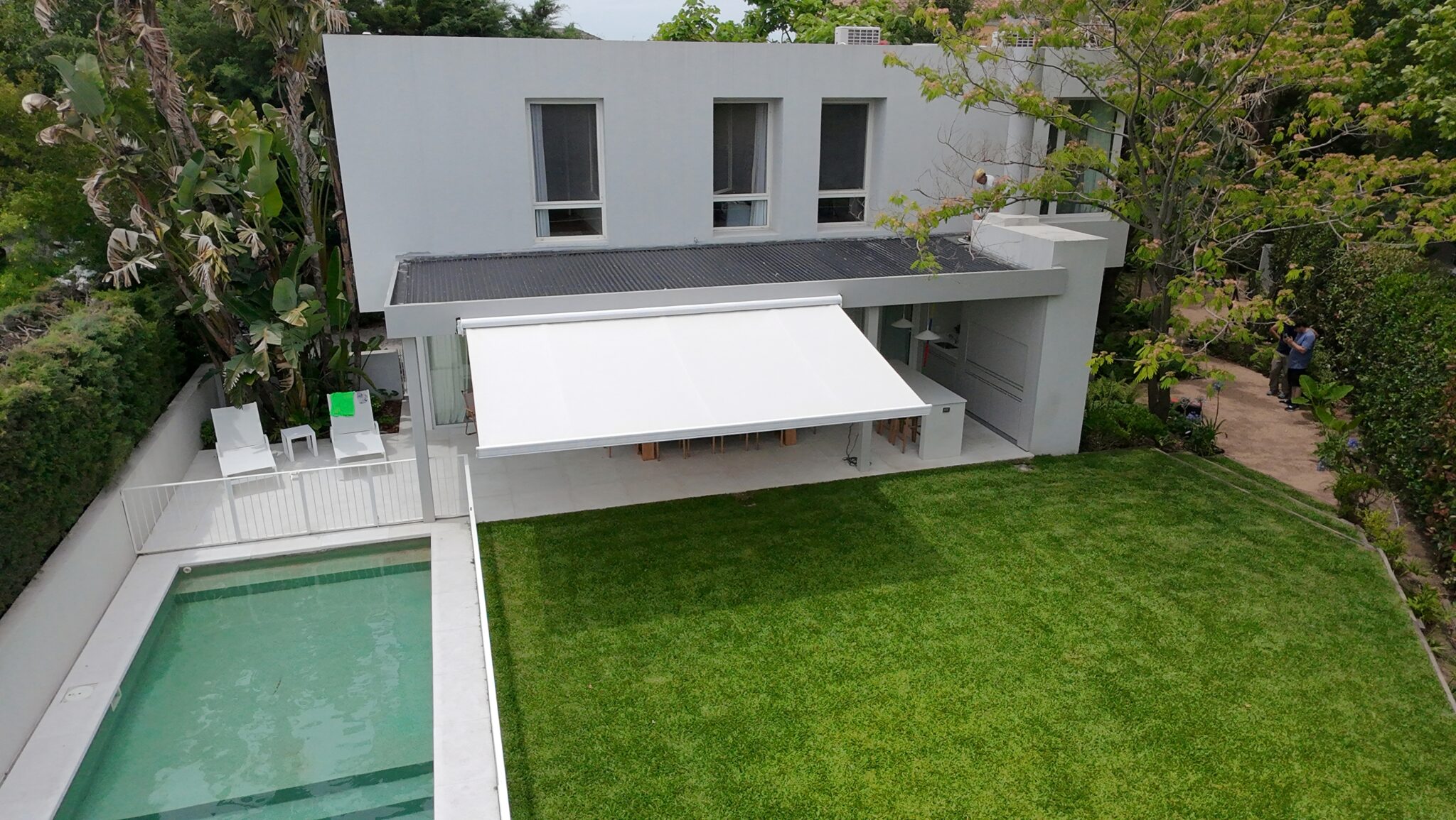 Toldo Infinity en casa con jardin y pileta